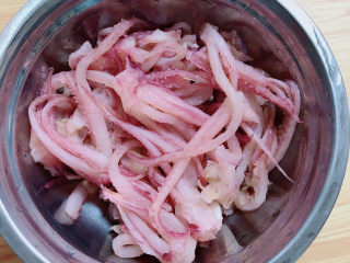 1、葱爆鱿鱼,准备好鱿鱼,洗净淋干。