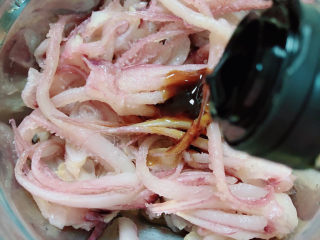 5、葱爆鱿鱼,再放8ml生抽。