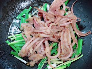 11、葱爆鱿鱼,放入鱿鱼翻炒均匀。