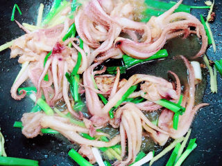 12、葱爆鱿鱼,加入5ml海鲜生抽。