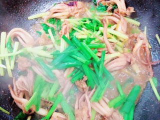 15、葱爆鱿鱼,出锅前再放一些小葱段,翻炒均匀即可出锅了。