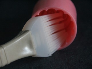 17、紫薯红豆糕,模具里面用刷子刷点色拉油