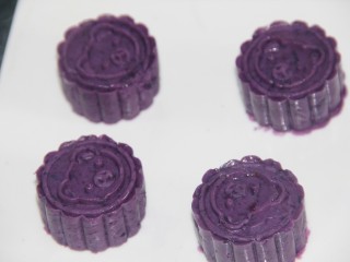 19、紫薯红豆糕,一个一个的压好