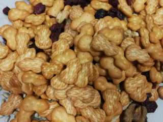 1、雪花酥,先准备好各种原材料,饼干和坚果混合均匀,干果类我用的是 核桃,腰果,瓜子仁和花生,是做月饼剩下的,就直接放进去了,冬天太冷懒的出门