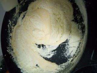 11、雪花酥,把奶粉向棉花糖里按压