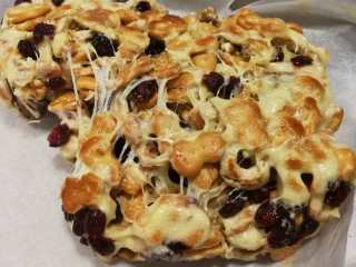 15、雪花酥,放在油纸上,按压整形