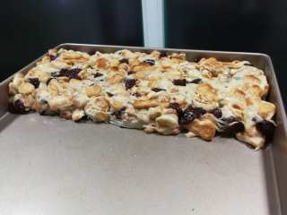 16、雪花酥,整形完了以后放在烤盘上,筛奶粉