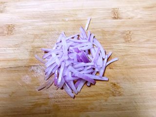 2、吐司披萨,圆葱切成细丝