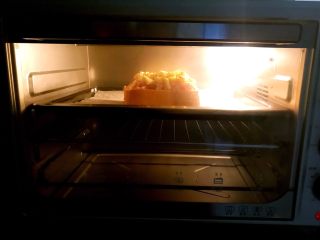 11、吐司披萨,把烤盘放入预热好的烤箱，上下火160W，烤10分钟