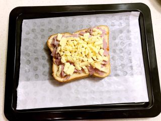 10、吐司披萨,把吐司片放入烤盘里