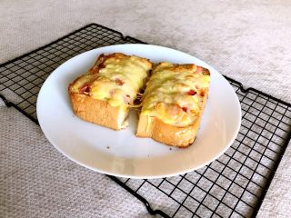 13、吐司披萨,吐司酥脆，芝士火腿鲜香软糯，非常美味~