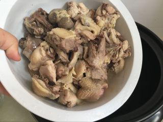 3、【土鸡山蘑菇汤】山珍野味、补气补虚、赶走疲劳,将焯水的鸡块放入电炖锅