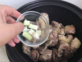 4、【土鸡山蘑菇汤】山珍野味、补气补虚、赶走疲劳,放少许葱段