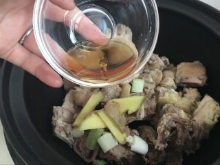 6、【土鸡山蘑菇汤】山珍野味、补气补虚、赶走疲劳,料酒2茶匙