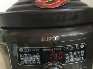 9、【土鸡山蘑菇汤】山珍野味、补气补虚、赶走疲劳,盖上锅盖，接通电源，点击砂锅鸡鸭键