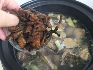 10、【土鸡山蘑菇汤】山珍野味、补气补虚、赶走疲劳,煮半个小时后加入泡发的蘑菇