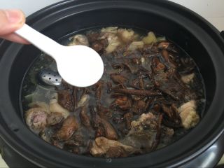 11、【土鸡山蘑菇汤】山珍野味、补气补虚、赶走疲劳,出锅前3分钟放入少许的盐