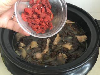 12、【土鸡山蘑菇汤】山珍野味、补气补虚、赶走疲劳,适量的枸杞