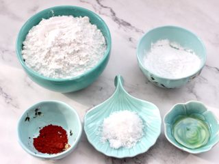 2、年年有余之-锦鲤年糕鱼,首先备齐所有的食材并且称重。