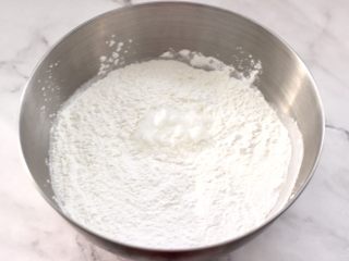 3、年年有余之-锦鲤年糕鱼,把糯米粉和澄粉,白糖倒入盆中。