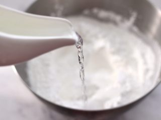 4、年年有余之-锦鲤年糕鱼,这个时候慢慢倒入开水。