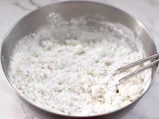 5、年年有余之-锦鲤年糕鱼,用筷子搅拌成絮状,水太热不要用手哟。