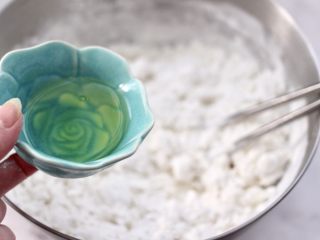 6、年年有余之-锦鲤年糕鱼,这个时候加入玉米油。