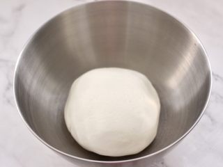 7、年年有余之-锦鲤年糕鱼,待糯米粉变成温的时候,用手揉成光滑的面团。