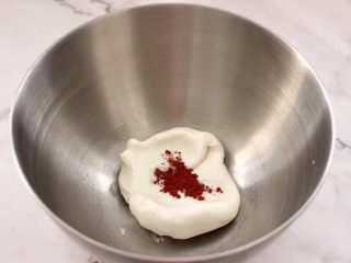 8、年年有余之-锦鲤年糕鱼,取出面团的五分之一,加入少许红曲粉。