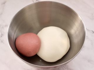 9、年年有余之-锦鲤年糕鱼,用手揉匀成红色的面团,把两块面团松弛10分钟。