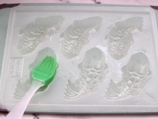 10、年年有余之-锦鲤年糕鱼,模具洗净擦干净后,撒上一层薄薄的玉米油,防止脱模的时候粘住。