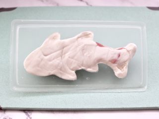 12、年年有余之-锦鲤年糕鱼,把面团放入模具中按压抹平。