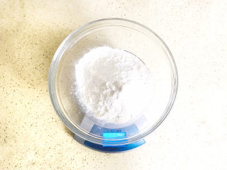 2、黑椒牛肉披萨,面粉称量出来