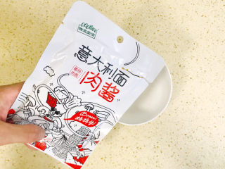 10、黑椒牛肉披萨,番茄肉酱倒入碗里