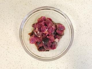 12、黑椒牛肉披萨,牛排切成肉粒