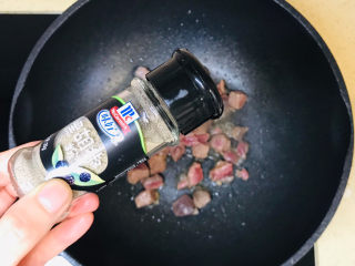 14、黑椒牛肉披萨,翻炒变色后，撒上少许黑胡椒粉，继续翻炒至牛肉粒变色就可以关火