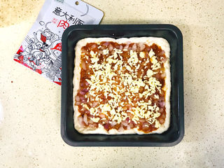 23、黑椒牛肉披萨,撒上一层马苏里拉芝士，压实