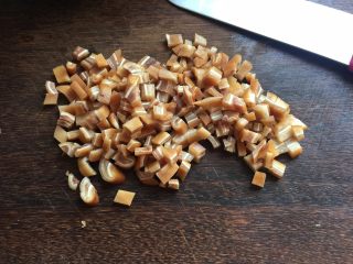 2、东南亚下饭神菜SISI,卤猪耳切成小粒备用