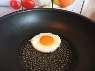 5、东南亚下饭神菜SISI,起油锅先煎好一个溏心鸡蛋