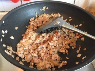 8、东南亚下饭神菜SISI,把猪肉泥和洋葱都煸干香