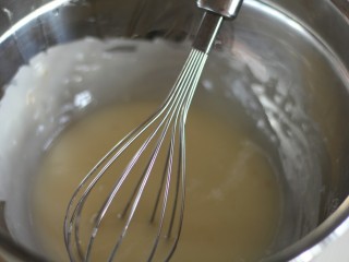 4、中式点心:传统桃酥,用蛋抽搅拌均匀。