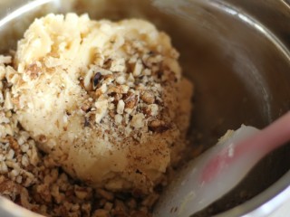 11、中式点心:传统桃酥,放入核桃碎。