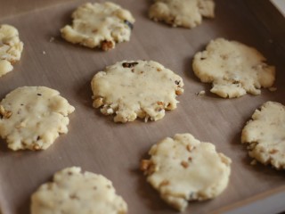 14、中式点心:传统桃酥,用手掌将面团压扁。