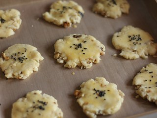 15、中式点心:传统桃酥,撒少许芝麻。