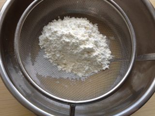 2、广式蛋黄豆沙月饼,筛入中筋面粉