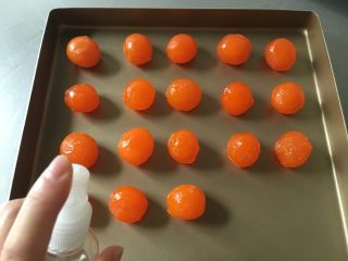 4、广式蛋黄豆沙月饼,鸭蛋黄喷洒高度白酒（我用的是58度二锅头，可以起到去腥效果），放入烤箱，170度烤8分钟取出散热