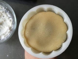 11、广式蛋黄豆沙月饼,将包好的饼坯放进模具里