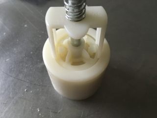 12、广式蛋黄豆沙月饼,再把模具倒扣并用力往下压