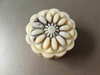 13、广式蛋黄豆沙月饼,脱模后成形后放入烤盘