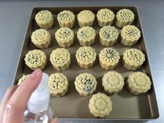 14、广式蛋黄豆沙月饼,这时烤箱上下火180度预热5分钟，在预热期间先在月饼表面喷上水